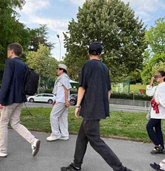 71岁成龙携42岁房祖名亮相瑞士，同框现身洛迦诺电影节引发热议