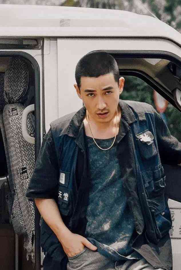 朱一龙《东极岛》角色挑战曝光：不拍戏就消失，用敬业诠释演技巅峰