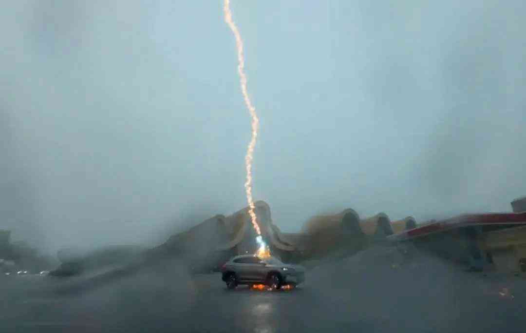汽车被闪电击中火花四溅，车主回应人车都没事｜雷雨天气出行提醒